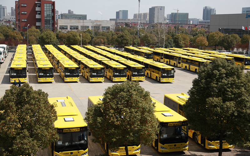 2015年，120臺(tái)SLK6109校車在申龍工廠整裝待發(fā)沙特市場(chǎng)。